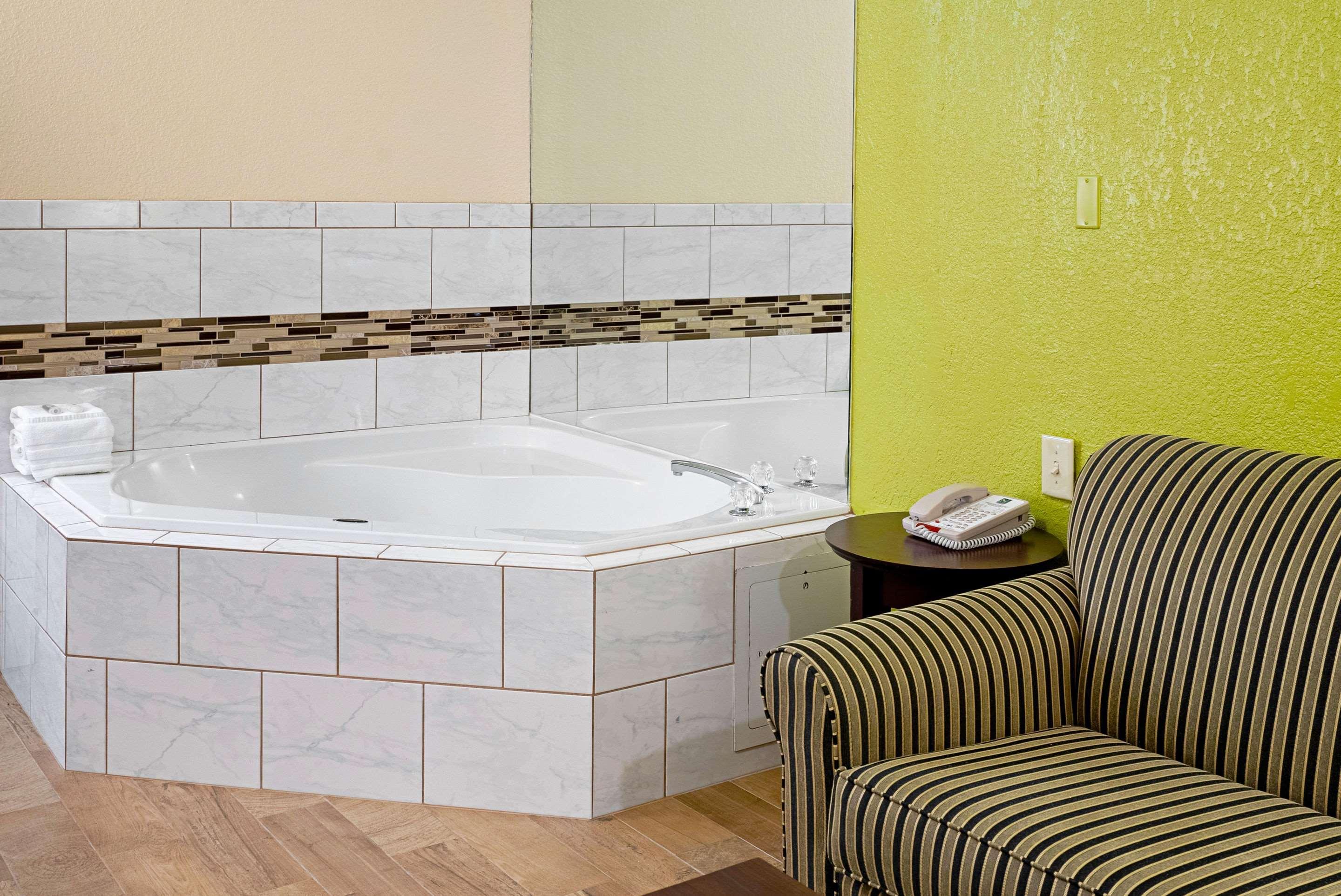 Quality Inn & Suites Роббінсвіль Екстер'єр фото